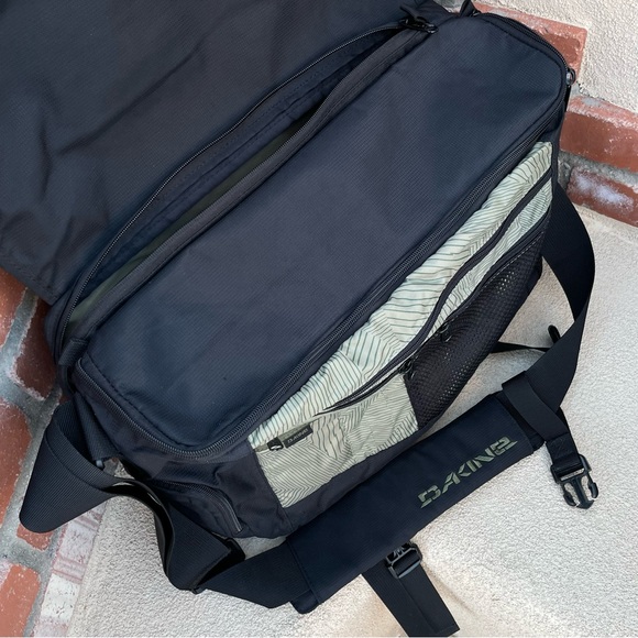 DAKINE 🚴 Black Messenger/Laptop On-the-Go Bag (Large) - Picture 6 of 11